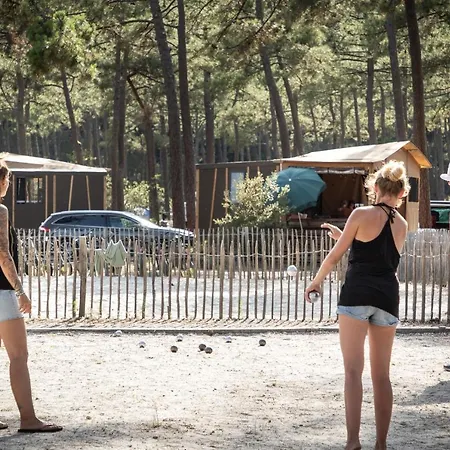 مكان تخييم Huttopia De كاركان