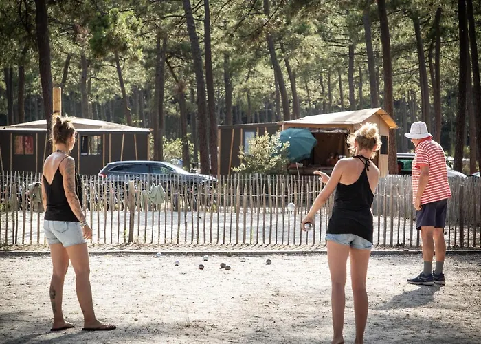 مكان تخييم Huttopia De كاركان